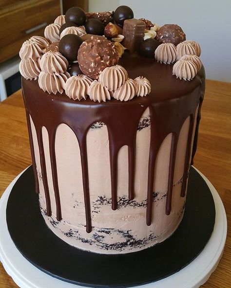 Today's finished cake. A little something to celebrate a birthday with some love for chocolate & Nutella😁😙 Chocolate Drip Cake Birthday, Birthday Cake For Men, Cake For Men, Chocolate Cake Designs, Chocolate Drip Cake, Birthday Cakes For Teens, Birthday Cake For Him, 21st Birthday Cakes, Homemade Birthday Cakes