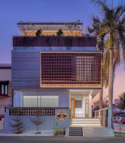 Modern Residence Facade, Residence Plan, Residence Elevation, Elevation Ideas, Mandir Design, Facade Architecture Design, Bungalow Exterior, Building Elevation, Latest House Designs