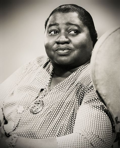 Hattie McDaniel (1895–1952) was was the first African-American to win an Academy Award. She won the award for Best Supporting Actress for her role of Mammy in Gone with the Wind (1939). Hattie Mcdaniel, I Did My Best, Hollywood Icons, Character Actor, Gone With The Wind, Golden Age Of Hollywood, African American History, Hollywood Actor, Classic Films