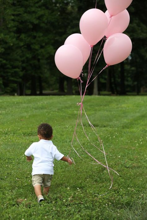 Gender reveal photo shoot Gender Reveal Photo Shoot With Sibling, Gender Reveal Picture Ideas With Sibling, Sibling Gender Reveal Second Child, Sibling Gender Reveal, Gender Reveal Photo Shoot, Gender Reveal Pictures, Gender Reveal Photo, Announcement Photoshoot, Gender Announcement