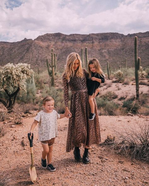 Warm Halloween, Amber Fillerup Clark, Summer Family Photos, Family Photoshoot Outfits, Barefoot Blonde, Amber Fillerup, Fall Family Photos, Family Costumes, Summer Family