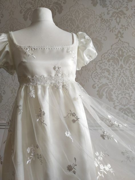 Regency Wedding Dress, Wedding Dress Embroidered, Vintage Bridal Fashion, Regency Wedding, Empire Waist Gown, Regency Era Fashion, Regency Dress, Regency Fashion, Old Fashion Dresses