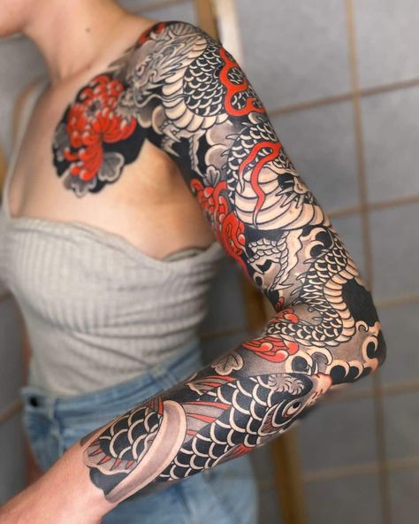 japanese-back-tattoo-irezumi-arm-jens-schnettler Samurai Back Tattoo, Irezumi Sleeve, Metamorphosis Tattoo, Geometric Animal Tattoo, Dynamic Tattoo, Japanese Back Tattoo, Hard Tattoos, Scene Tattoo, Upper Back Tattoos