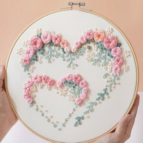 Hand Embroidery Heart Pattern, Valentines Day Embroidery Designs, Embroidery Patterns Heart, Heart Embroidery Patterns, Embroidery Heart Pattern, Romantic Embroidery, Beautiful Embroidery Designs, Round Embroidery, Stitched Flowers