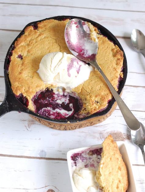 Blueberry Cornbread Cobbler baked in a cast iron skillet couldn't be easier to make. It's the perfect dessert for casual summer dining. Cornbread Cobbler, Blueberry Cornbread, Hot Desserts, Cornbread Easy, Sweet Cornbread, Blueberry Cobbler, Summer Dining, Fruity Desserts, Corn Bread Recipe