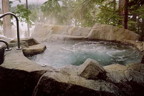 Hot springs hot tub This tub, surrounded by rock and stone, looks like a naturally occurring hot spring. This is a great look if you’re trying to keep your cottage decor as close to nature as possible. Mini Piscina, Outdoor Hot Tub, Casa Hobbit, Kleiner Pool Design, Hot Tub Backyard, Tub Ideas, Small Pool Design, Piscina Natural, Tub Pools