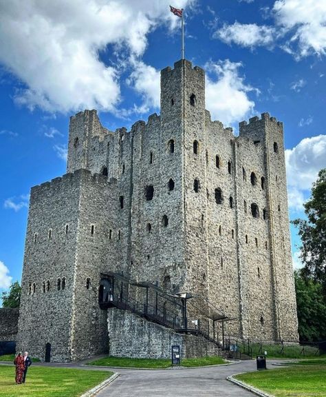 Rochester Castle, Castle Estate, Castles In England, European Castles, Castle Ruins, Beautiful Castles, Medieval Castle, Ancient Ruins, Incredible Places