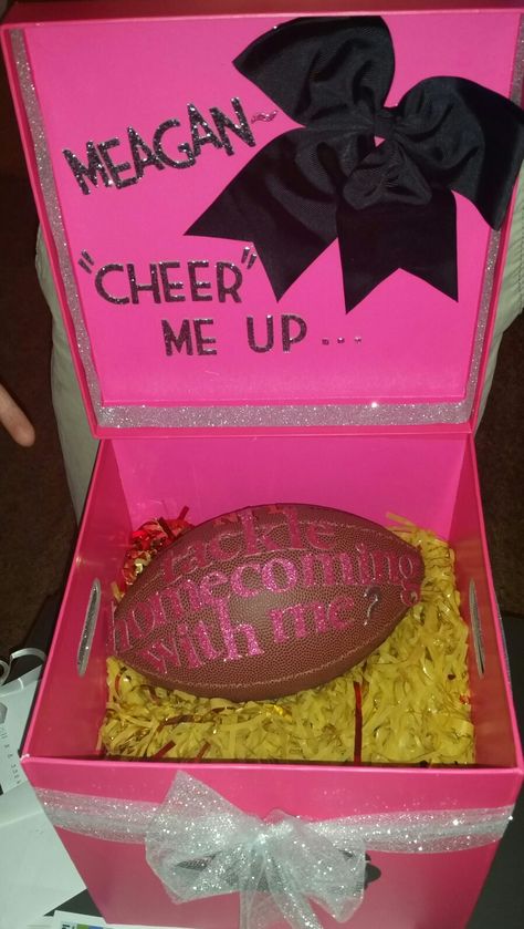 Cute Football Homecoming Proposal to a Cheerleader. Football Proposal, Football Cheerleader Couple, Homecoming Poster Ideas, Cute Homecoming Proposals, Cute Prom Proposals, Homecoming Posters, Dance Proposal, High School Dance, Prom Photoshoot