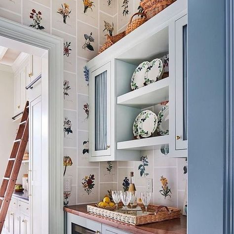 @picturesisawandloved on Instagram: “3.16.21 (c/o @beckynielseninteriors )” Southern Charm Homes, Old Southern Homes, Maximalist Kitchen, Southern Interior, Southern Home Interior, Southern Cottage, Southern House, Maximalist Style, Dining Room Cozy