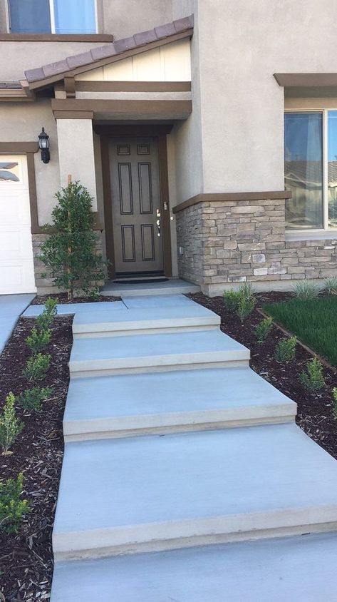 Diy Garden Walkway, Garden Walkway Ideas, Walkway Design Ideas, Modern Landscape Design Front Yard, Concrete Front Steps, Front Yard Walkway, Driveway Entrance Landscaping, Diy Driveway, Yard Remodel