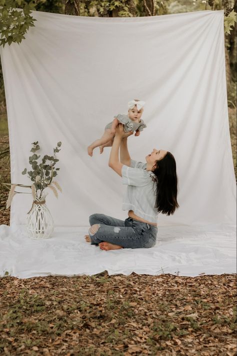 Teepee Photography, Gifts From Toddlers, Gifts Made With Cricut, Mother's Day Diy Gifts, White Sheet Photoshoot, Mommy And Me Poses, Sheet Photoshoot, Photoshoot Diy, Mommy Daughter Photoshoot