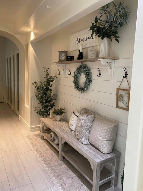 Farmhouse Home Decor Ideas, Mudroom Decor, Casa Country, Mudroom Design, Foyer Decor, Bench Decor, Deco Originale, Farmhouse Home Decor, Home Entrance Decor