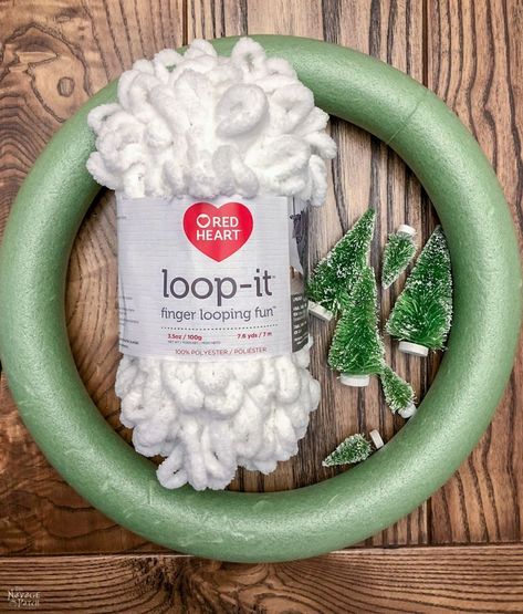 Loop Yarn Wreath, Diy Winter Wreath, Upcycled Christmas, Treats Christmas, Winter Wreath Diy, Diy Winter, Yarn Wreath, Recipes Christmas, Winter Diy