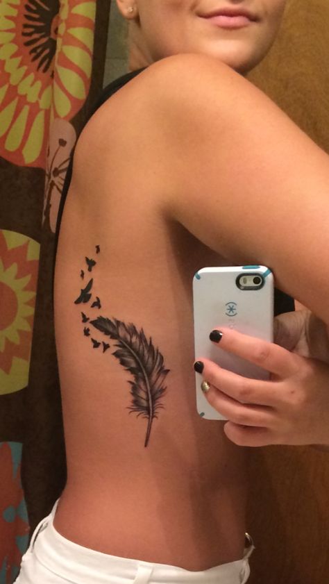 Tattoo Plume, Bird Tattoos Arm, Small Bird Tattoos, Feather With Birds Tattoo, Bird Tattoos For Women, Small Bird Tattoo, Geniale Tattoos, Initial Tattoo, Feather Tattoo