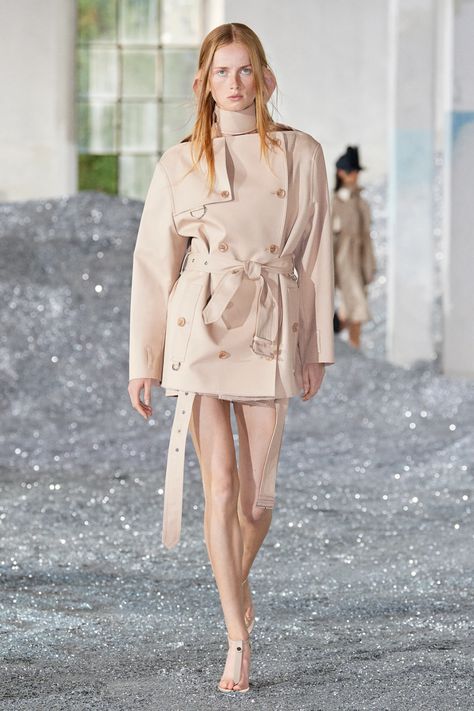 Burberry Fashion Show, Burberry Fashion, Burberry Trenchcoat, Burberry Trench Coat, Burberry Prorsum, Lightweight Dress, Wardrobe Style, Fashion Week Spring, London Fashion Week