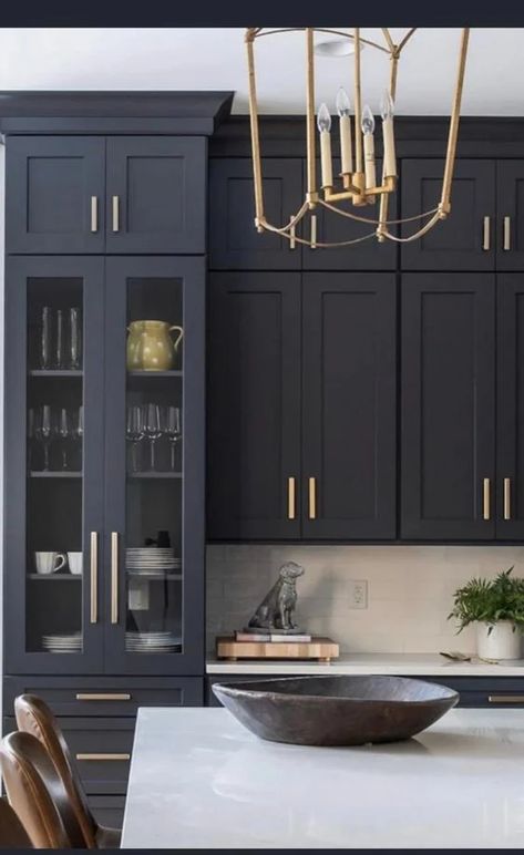 Kitchen With Black Cabinets, Model Dapur, Interior Dapur, Best Kitchen Cabinets, Blue Kitchen Cabinets, Apartment Bathroom, Kitchen Cabinet Colors, Hus Inspiration, Kitchen Room Design