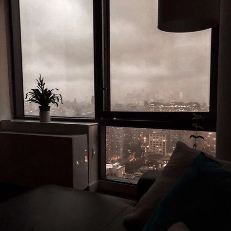 Bedroom Aesthetic Dark, Dark Bedroom Aesthetic, Bedroom Aesthetic Cozy, Cozy Rainy Day, Aesthetic Apartment, Rainy Day Aesthetic, Apartment View, Fall Bedroom, Apartment Aesthetic