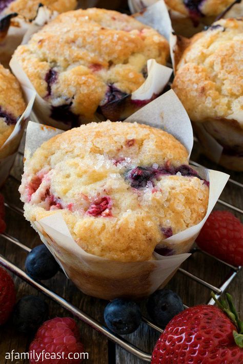 Our Mixed Berry Muffins are a wonderful taste of summer thanks to a generous… Blueberry Raspberry Muffins, Strawberry Blueberry Muffins, Sour Cream Coffee Cake Muffins, Triple Berry Muffins, Berry Muffin Recipe, Mixed Berry Muffins, Nutella Muffin, Muffins Blueberry, Morning Glory Muffins