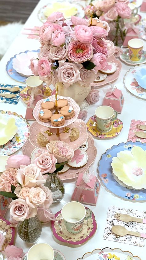 French Tea Parties, Floral Party Theme, Table Presentation, French Party, Tea Party Table, Bridal Tea Party, High Tea Party, Princess Tea Party, Tea Party Theme