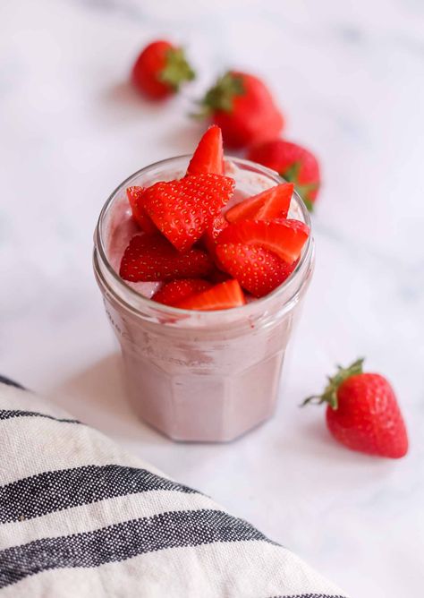 Strawberry Chia Pudding Mousse - Vegan Diaries Chia Pudding Mousse, Overnight Quinoa Breakfast, Chia Mousse, Vegan Corn Fritters, Easy Chia Pudding, Strawberry Chia Seed Pudding, Strawberry Chia Pudding, Pudding Mousse, Strawberry Gluten Free