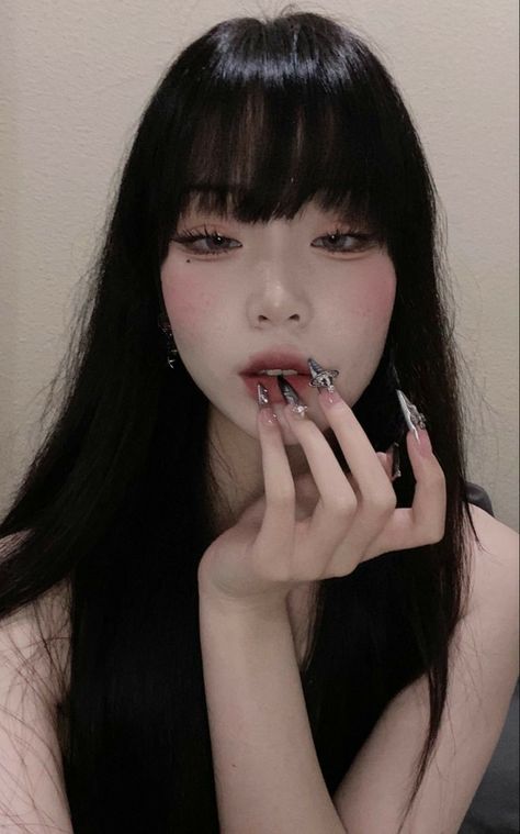 Tomie Makeup, Kitsune Choi, Makeup Ulzzang, Ulzzang Makeup, Cool Makeup Looks, Dark Makeup, Makeup Makeover, Yellow Aesthetic, Makeup Makeup