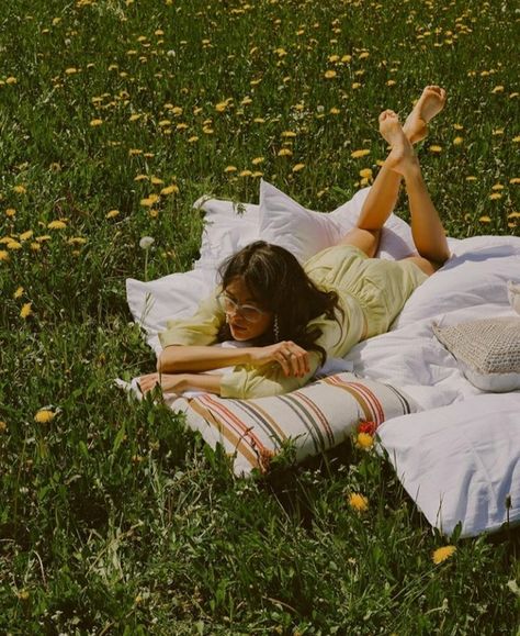 Picnic Photo Shoot, Picnic Inspiration, Spring Photoshoot, Outdoor Shoot, Picnic Date, Summer Photoshoot, Outdoor Photoshoot, Grad Pics, Photoshoot Concept