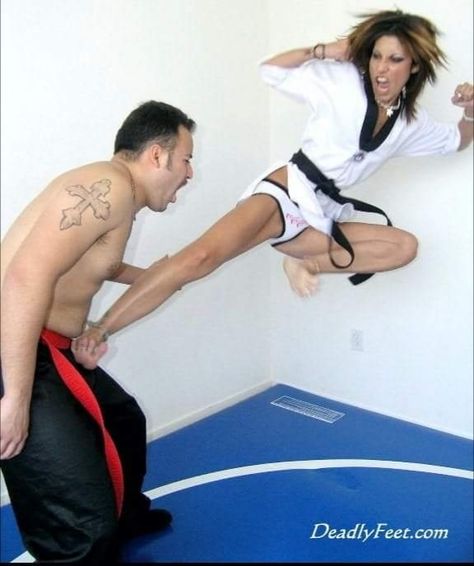 Fighter Workout, Male Vs Female, Women Karate, Self Defense Women, Female Martial Artists, Mixed Wrestling, Martial Arts Girl, Combat Training, Karate Girl