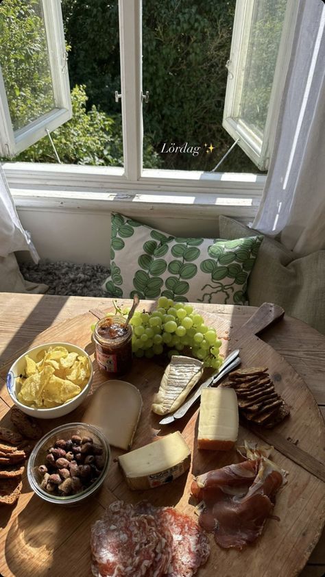 Snack Boards, Party Spread, Host Dinner Party, Light Bites, Snack Board, Country Lifestyle, Cheese Plate, Bread Basket, Porcelain Plates