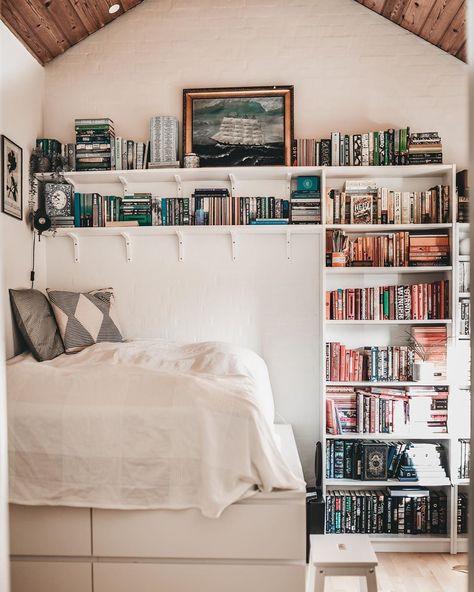 Silke Wadskjær Mølgaard’s Instagram photo: “I always show you guys my reading nook, but actually a lot of my books are stored above my bed, on shelves extending from the bookshelves…” Reading Bedroom Aesthetic, Bookshelf Inspiration, Bookshelves In Bedroom, Home Library Design, Small Room, Apartment Inspiration, Cozy Room, Room Inspiration Bedroom, Room Ideas Bedroom