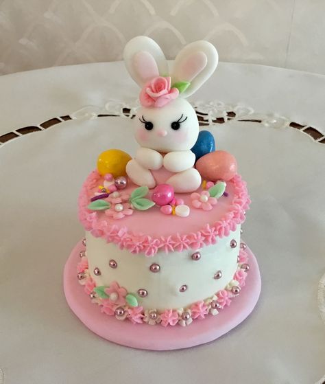 Easter Mini Cakes Ideas, Easter Mini Cakes, Vento Cake, Easter Fondant Cakes, Easter Cakes Ideas, Mini Vanilla Cake, Fondant Easter Bunny, Bunny Fondant Topper, Bunny Fondant