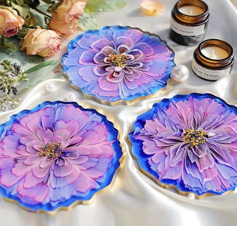 These are great geode molds, a complete set of 4. These are bigger than most coaster molds, allowing for more detailed decoration. Resin Coasters Ideas, Resin Molds Silicone, Resin Geodes, Plastic Bottle Planter, Resin Pouring, Large Silicone Molds, Diy Resin Mold, Geode Coasters, Decorative Ornaments