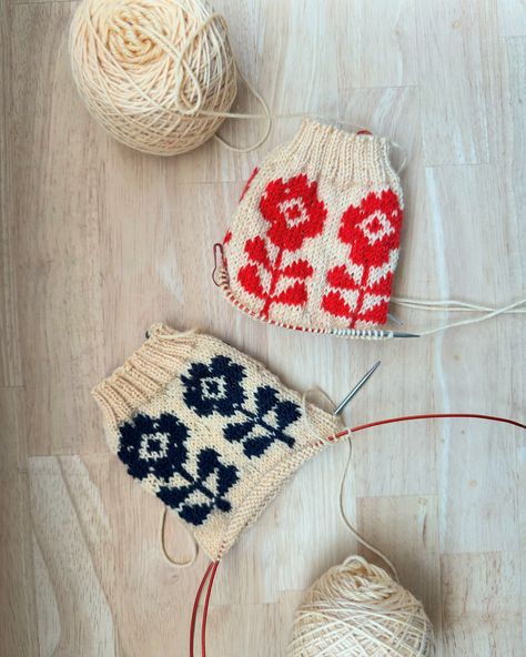 Hand knit socks wirh flower motif Colorwork Socks Knitting, Colour Work Knitting, Hand Knitted Socks, Knitting Socks Pattern Free, Easy Things To Knit, Colourwork Socks, Wool Socks Pattern, Simple Knitting Projects, Knit Flower Pattern