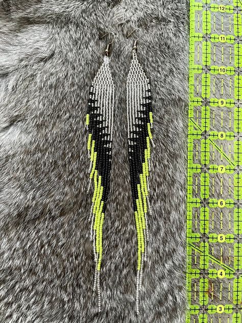 Caribou Tufting, Loom Designs, Seed Bead Jewelry Patterns, Homemade Earrings, Bead Loom Designs, Beaded Fringe Earrings, Native American Beaded Earrings, Beaded Earring, Seed Beading