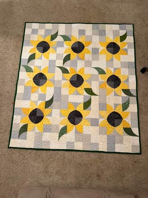 Sunflower Quilt Block Pattern Free, Sunflower Quilt Block Pattern, Sunflower Quilt Block, Sunflower Quilt, Flower Quilt Patterns, Sunflower Quilts, Quilt Block Patterns Free, Flower Quilt, Patchwork Quilt Patterns