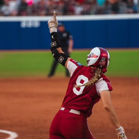 Oklahoma Softball Aesthetic, Oklahoma Softball Wallpaper, Oklahoma University Softball, Ou Softball Oklahoma Sooners, Oklahoma Sooners Softball, College Softball Aesthetic, Softball Oklahoma, Kinzie Hansen, Lexi Rodriguez