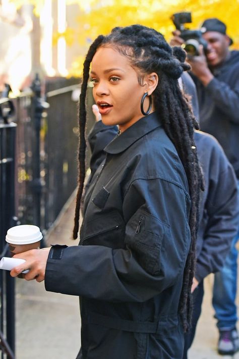 Rihanna Faux Locs, Rihanna Dreads, Rihanna Dreadlocks, Faux Locs Hairstyle, Faux Dreads, Looks Rihanna, Faux Locs Hairstyles, Pelo Afro, Video Shoot