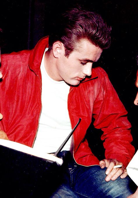 Jim Stark, James Dean Photos, Jimmy Dean, Charles Chaplin, East Of Eden, Actor James, Hollywood Men, Bad Picture, Dazed And Confused