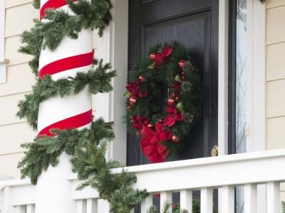 How to Decorate Columns for Christmas Christmas Columns Outdoor, Interior Doorway, Column Decoration, Boxwood Garland, Foyer Stairs, Christmas Decorations Ideas, Church Christmas Decorations, Outside Christmas Decorations, Diy Christmas Lights