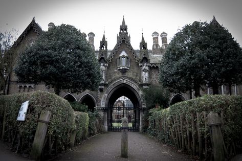 Deanna Raybourn, Highgate Cemetery London, Beautiful Cemeteries, Highgate Cemetery, Front Gate, Most Haunted Places, London History, Beautiful Story, Karl Marx