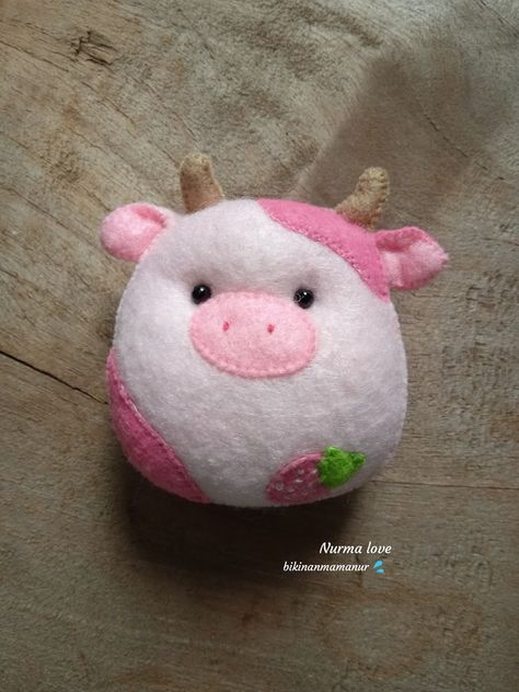 Felt Squishmallow, Easy Sew Plushies, Aesthetic Felt Crafts, Felt Plushies Pattern Free, Felt Crafts Flowers, Felt Plushies, Kawaii Felt, Felt Plushie, Felt Plush