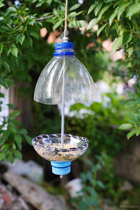 This adorable empty bottle bird feeders craft is perfect for kids to help you attract birds to the yard! A fun summer upcycling craft idea! Bird Feeders Diy, Diy Recycle Bottles, Make A Bird Feeder, Bird Feeder Craft, Homemade Bird Feeders, Diy Cat Tree, Diy Plastic Bottle, Diy Bird Feeder, Recycled Bottle