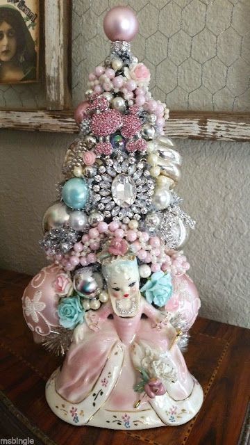 Pink And White Christmas, Shabby Chic Weihnachten, Mermaid Christmas Tree, Vintage Christmas Tree Decorations, Retro Christmas Decorations, Vintage Christmas Crafts, Small Christmas Tree, Mermaid Christmas, Bottle Brush Christmas Trees