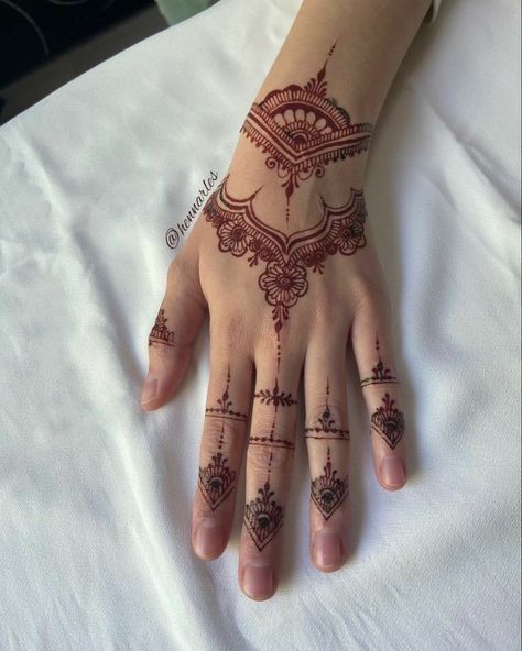 Traditional Henna Designs Mehndi, Birmingham Photography, Ramzan Eid, Henna Style Tattoos, Mehendi Art, Henna Designs Wrist, Henna Inspired Tattoos, Finger Henna Designs, Henna Tattoo Hand