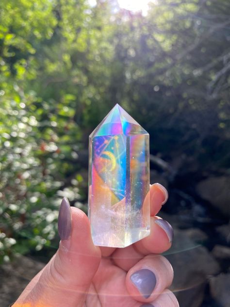 Blue Aura Quartz, Crystal Gems Steven Universe, Crystal Lamps, Rainbow Aura Quartz, Aura Quartz Crystal, Crystal Aesthetic, Rainbow Aura, Crystals Healing Properties, Aura Crystals