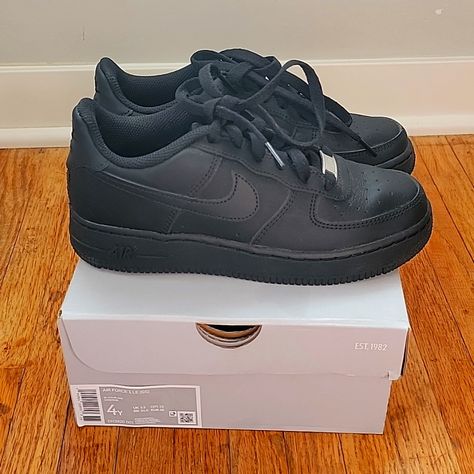 Brand New Never Worn Air Force 1 Le (Gs) Size 4y Air Forces Black Nike Sign, Nike Black Sneakers For School, Nike Air Force 1 Schwarz, Black Airforce 1, Air Force Noir, Nike Black Air Force, Nike Slip On Shoes, Nike Boys Shoes, Nike Air Force 1 Black