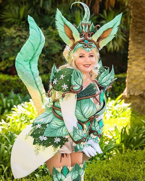 Eevee Evolutions Cosplay, Pokemon Cosplay Ideas, Eevee Outfit, Lopunny Cosplay, Eeveelutions Costumes, Leafeon Costume, Leafeon Cosplay, Eeveelution Cosplay, Eevee Costume