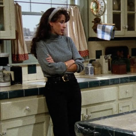 80s Sitcom Fashion, Elaine Benes Aesthetic, 90s Sitcom Aesthetic, Elaine Benes Style, Elaine Seinfeld Outfits, 90s Sitcom Outfits, Vintage Hong Kong Aesthetic, 90s Sitcom Fashion, Seinfeld Outfits