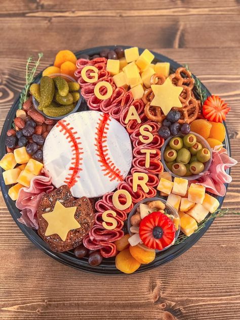 Baseball Food Party, Hors Devours, Half Birthday Baby, Softball Party, Baseball Theme Birthday, 31st Birthday, Charcuterie Inspiration, Snack Board, Baseball Party