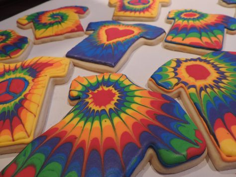 tie dye cookies with royal icing 60s Cookies, Cookies Royal Icing Christmas, Tie Dye Icing, Nostalgia Cookies, Tie Dye Cookies, Stuff Cookies, Cookies Board, Tropical Cookies, Magic Cookies