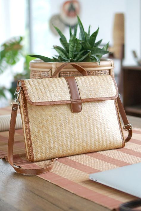 rattan handbag Hampers Bag, Natural Handbags, Japanese School Bag, Bamboo Bags, Bamboo Diy, Rattan Bags, Rattan Handbags, Wooden Bag, Woven Leather Bag